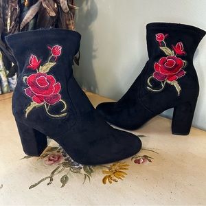 Candie’s Magical Black Faux Suede Floral Embroidered Roses Ankle Boots NEW NWOT
